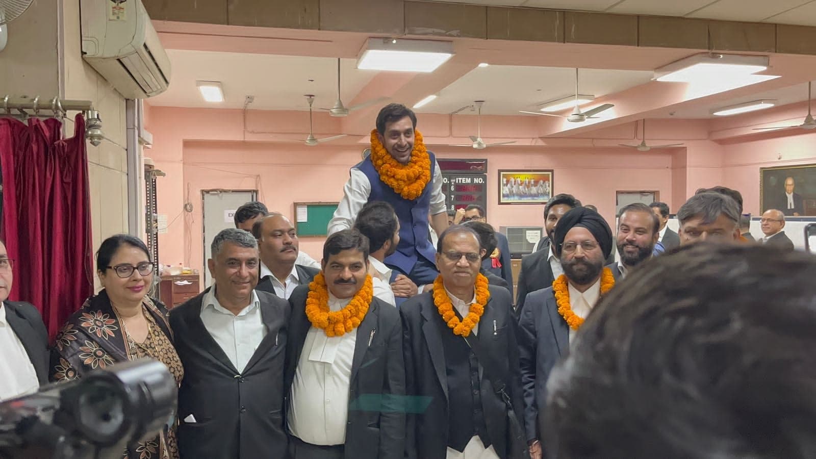 Jatin Parashar celebrated by colleagues at a bar association felicitation